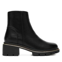 Botki JENNY. Czarne botki damskie Jenny, bez obcasa, na słupku, bez zapięcia. Za 179.99 zł.