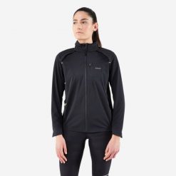 Kurtka do biegania damska Kiprun Run 900 Warm Regul. Czarne kurtki damskie KIPRUN, na jesień, s, z aplikacjami, z materiału, bez kaptura. Za 249.99 zł.