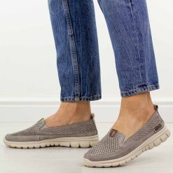 Fango ażurowe skórzane półbuty damskie Jezzi 9802. Brązowe półbuty damskie Jezzi, w ażurowe wzory, z jeansu, eleganckie, bez obcasa, na płaskiej podeszwie. Za 189.00 zł.