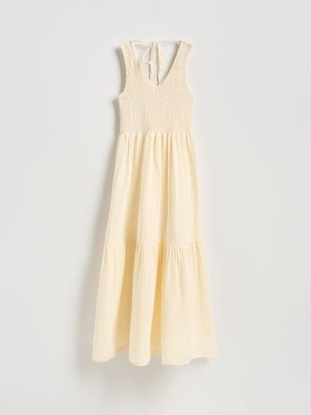 Sukienka midi z muślinu - kremowy. Białe sukienki damskie Reserved, l, bez wzorów, z bawełny, bez kołnierzyka, bez ramiączek, midi, rozkloszowane. W wyprzedaży za 79.99 zł.