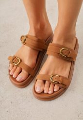 Brązowe Klapki z Dwoma Paskami i Klamrami Cevinra. Brązowe klapki damskie Born2be, bez wzorów, bez obcasa, na płaskiej podeszwie. Za 79.99 zł.