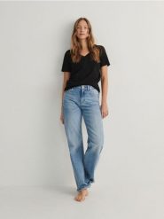 T-shirt regular z dekoltem V - czarny. Czarne t-shirty damskie Reserved, l, bez wzorów, z bawełny, bez kołnierzyka. W wyprzedaży za 19.99 zł.