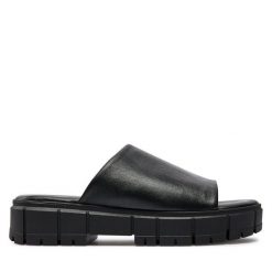 Klapki Tamaris. Czarne klapki damskie Tamaris, bez wzorów, bez obcasa. Za 209.99 zł.