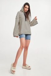 Spodenki jeansowe ARMANI EXCHANGE. Szorty damskie Armani Exchange, bez wzorów, z jeansu. W wyprzedaży za 248.57 zł.