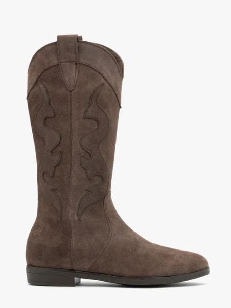 Brązowe kozaki kowbojki z dekoracyjnym haftem. Brązowe kozaki damskie Ryłko, ze skóry, z okrągłym noskiem, bez obcasa, na płaskiej podeszwie. W wyprzedaży za 499.99 zł.