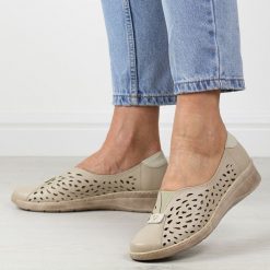 Beżowe skórzane ażurowe Polskie półbuty damskie Gregors 1035. Brązowe półbuty damskie GREGORS, w ażurowe wzory, ze skóry, klasyczne, z okrągłym noskiem, bez obcasa. Za 379.00 zł.