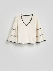 Sweter z kimonowym rękawem - kremowy. Białe swetry klasyczne damskie Reserved, l, z bawełny, bez kołnierzyka. W wyprzedaży za 79.99 zł.