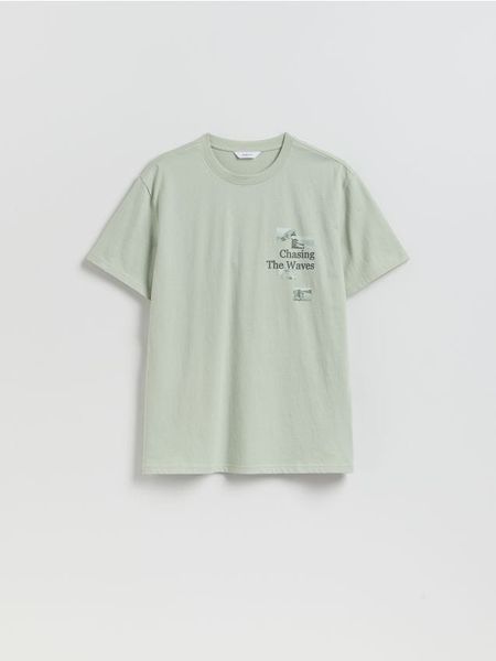 T-shirt comfort z nadrukiem na plecach - jasnozielony. Zielone t-shirty męskie Reserved, l, bez wzorów, z bawełny, bez kołnierzyka. Za 69.99 zł.