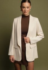 Beżowa Marynarka o Pudełkowym Kroju z Ozdobnymi Klapami Clawira. Brązowe marynarki i żakiety damskie Born2be, l, bez wzorów, z jeansu, biznesowe. Za 139.99 zł.