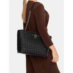 Torebka Guess. Czarne torebki klasyczne damskie Guess, z aplikacjami, bez dodatków. Za 360.99 zł.