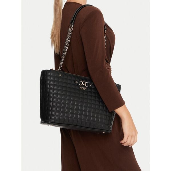 Torebka Guess. Czarne torebki klasyczne damskie Guess, z aplikacjami, bez dodatków. Za 360.99 zł.