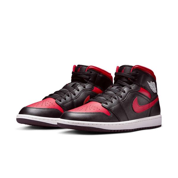 Buty Sportowe Męskie Air Jordan 1 Mid. Czarne buty sportowe na co dzień męskie Nike, bez zapięcia. Za 449.00 zł.