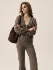 Dzianinowe spodnie wide leg - brązowy. Brązowe spodnie materiałowe damskie Sinsay, bez wzorów, z dzianiny. Za 49.99 zł.