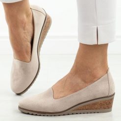 Beżowe zamszowe półbuty damskie na koturnie Potocki 12276. Brązowe czółenka damskie POTOCKI, bez wzorów, z jeansu, z okrągłym noskiem, bez obcasa, na koturnie. Za 159.00 zł.