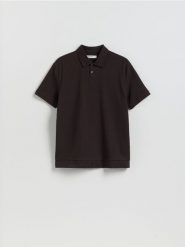 Strukturalna koszulka polo comfort fit - ciemnobrązowy. Brązowe koszulki polo męskie Reserved, l, bez wzorów, z bawełny, bez ramiączek. Za 99.99 zł.