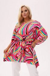 Wiskozowa tunika Soraya w energetycznym, geometrycznym wzorze PLUS SIZE XXL OVERSIZE. Czerwone tuniki damskie Moda Size Plus Iwanek, na spacer, na lato, l, bez wzorów, z satyny, eleganckie, bez kołnierzyka, plus size, bez ramiączek. W wyprzedaży za 169.90 zł.