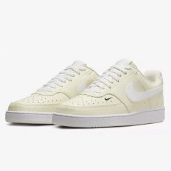 Buty Sportowe Damskie Nike W Court Vision Lo NN. Brązowe buty sportowe na co dzień damskie Nike, bez wzorów, trekkingowe, nike court. Za 329.99 zł.