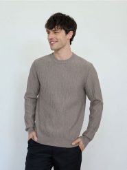 Sweter z wiskozą - brązowy. Brązowe swetry męskie Reserved, l, bez wzorów, z dzianiny, bez kołnierzyka. W wyprzedaży za 49.99 zł.