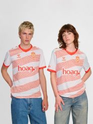 Koszulka wyjazdowa Hummel Orange County 2025/26. Białe t-shirty damskie HUMMEL, s, z poliamidu, bez ramiączek, do piłki nożnej. Za 385.50 zł.