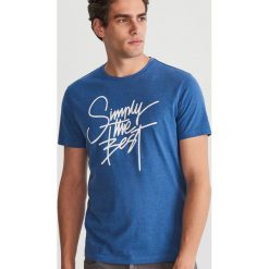 T-shirt z napisem - Granatowy. Niebieskie koszulki dziewczęce Reserved, bez wzorów, bez ramiączek. Za 19.99 zł.