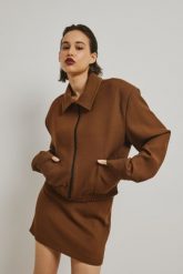 Krótka marynarka na zamek w kolorze HAZELNUT BROWN - FRANKIE-M/L. Brązowe marynarki i żakiety damskie Marsala, l, bez wzorów, z gumy, eleganckie. W wyprzedaży za 513.44 zł.