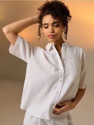 Wiskozowa koszula z krótkim rękawem z domieszką lnu - biały. Białe koszule damskie Sinsay, l, bez wzorów, z wiskozy, bez kołnierzyka, bez ramiączek. Za 39.99 zł.