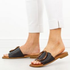 Czarne skórzane klapki damskie T.Sokolski 772. Czarne klapki damskie Sokolski, z aplikacjami, ze skóry, bez obcasa, na płaskiej podeszwie. Za 259.00 zł.