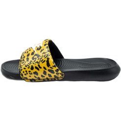 Klapki damskie Nike Victori One Slide. Białe klapki damskie Nike, bez wzorów, z materiału, bez obcasa. Za 259.99 zł.