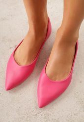 Fuksjowe Balerinki ze Szpiczastymi Noskami w Eleganckim Stylu Lagenaria. Czerwone baleriny damskie Renee, bez wzorów, z jeansu, bez obcasa. Za 59.99 zł.