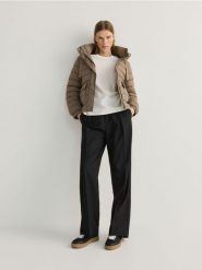 Pikowana kurtka light padded - brązowy. Brązowe kurtki damskie Reserved, l, bez wzorów, z tkaniny, bez kaptura. W wyprzedaży za 59.99 zł.