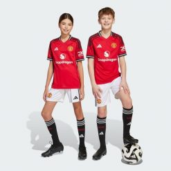 Spodenki domowe Manchester United 25/26. Białe spodenki sportowe damskie Adidas, do piłki nożnej. Za 179.00 zł.