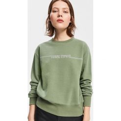 Bluza z napisem - Zielony. Zielone bluzy bez kaptura damskie Reserved, bez wzorów, bez ramiączek, bez kaptura. Za 39.99 zł.