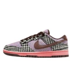 Nike Dunk Low Harris Tweed Purple Pink. Fioletowe czapki dziecięce Nike, bez wzorów. Za 1,138.51 zł.