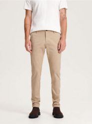 Spodnie chino slim fit - beżowy. Brązowe spodnie materiałowe męskie Reserved, bez wzorów, z bawełny. Za 159.99 zł.