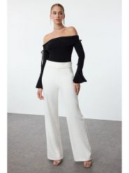 Trendyol Bluzka w kolorze czarnym rozmiar: 42. Czarne bluzki damskie Trendyol, bez wzorów, bez kołnierzyka, bez ramiączek. Za 56.99 zł.