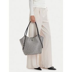 Torebka Guess. Czarne torebki klasyczne damskie Guess, z aplikacjami, bez dodatków. Za 719.99 zł.