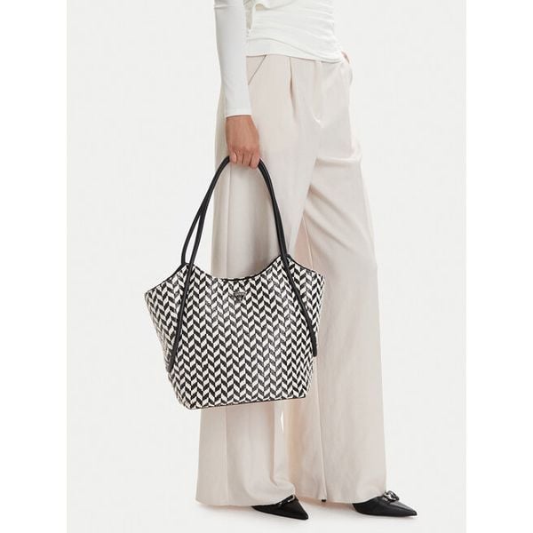 Torebka Guess. Czarne torebki klasyczne damskie Guess, z aplikacjami, bez dodatków. Za 719.99 zł.