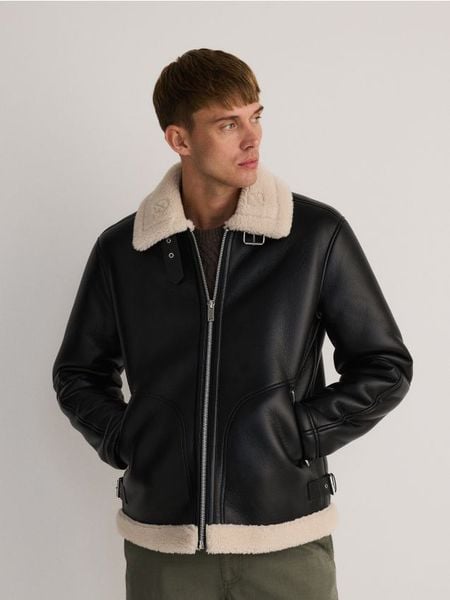 Kurtka z kołnierzem - czarny. Czarne kurtki męskie Reserved, l, bez wzorów, ze skóry, bez kaptura. W wyprzedaży za 229.99 zł.