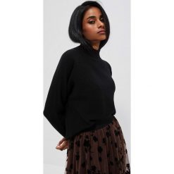 Sweter w prążki z półgolfem czarny. Czarne swetry klasyczne damskie MOODO, xs, z poliamidu, bez kołnierzyka. W wyprzedaży za 59.99 zł.