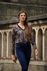 Bluza w panterkę brązowa. Brązowe bluzy bez kaptura damskie MOODO, l, z elastanu. Za 59.99 zł.