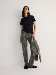 T-shirt HEAVY COTTON - czarny. Czarne t-shirty damskie Reserved, l, bez wzorów, z bawełny, bez kołnierzyka. W wyprzedaży za 29.99 zł.