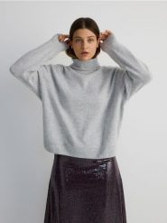 Wełniany sweter z kaszmirem - jasnoszary. Szare swetry klasyczne damskie Reserved, l, z dzianiny, bez kołnierzyka. W wyprzedaży za 199.99 zł.