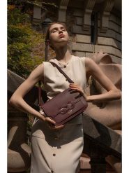 Abaco Skórzana torebka "Ambre" w kolorze bordowym - 26 x 17 x 8 cm rozmiar: onesize. Czerwone torebki klasyczne damskie Abaco, bez wzorów, z materiału, bez dodatków. Za 384.71 zł.