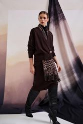 Kardigan z ozdobnym guzikiem brązowy. Brązowe kardigany damskie MOODO, m, bez wzorów, z poliamidu. Za 139.99 zł.