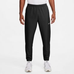 Męskie spodnie M NK DF CHALLENGR WVN PANT. Czarne spodnie materiałowe męskie Nike, bez wzorów, z materiału, klasyczne. Za 337.95 zł.