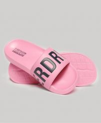 Superdry Code Core Pool Sliders – wkładane klapki z wyściełaną paską. Czerwone klapki damskie Superdry., z poliesteru. Za 139.50 zł.
