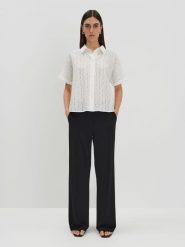 Someday Bluzka "Zilina" w kolorze białym rozmiar: 36. Białe bluzki damskie Someday, bez wzorów, bez kołnierzyka, bez ramiączek. Za 130.99 zł.