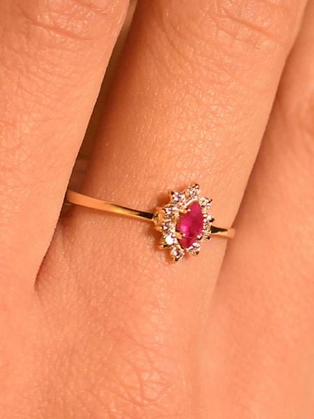 L instant d Or Złoty pierścionek "Vera" z cyrkoniami i rubinem rozmiar: 50. Żółte pierścionki damskie L instant d Or, z cyrkonią, złote. Za 632.42 zł.