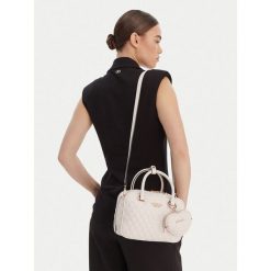 Torebka Guess. Białe torebki klasyczne damskie Guess, z aplikacjami, bez dodatków. Za 642.99 zł.
