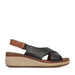 Sandały Lasocki. Czarne sandały damskie Lasocki, bez wzorów, bez obcasa, na koturnie. Za 179.99 zł.